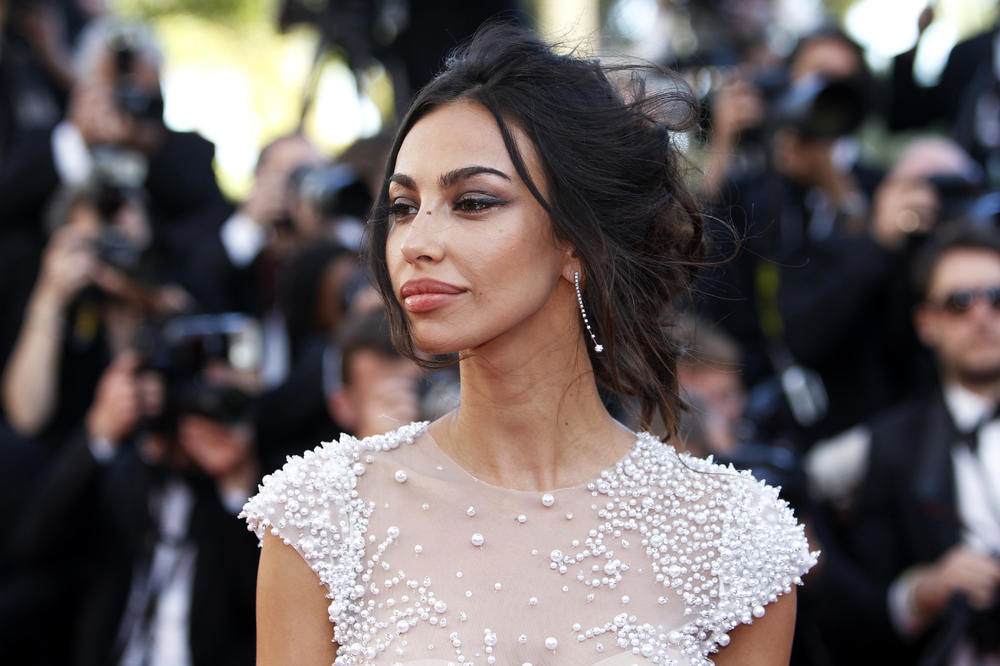 ZA OVU RUMUNKU KAŽU DA JE NAJLEPŠA ŽENA NA SVETU: Snimke na kojima je POTPUNO GOLA videli su milioni! (VIDEO)