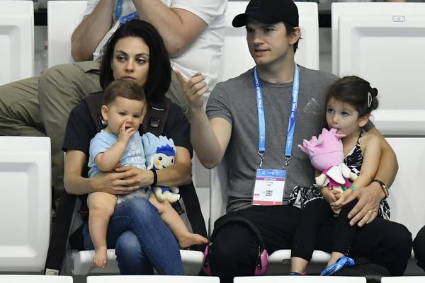 OMILJENI GLUMAČKI PAR NE KUPA REDOVNO SVOJU DECU: U kadu idu tek kad POSTANE KRITIČNO, KRENULA LAVINA!