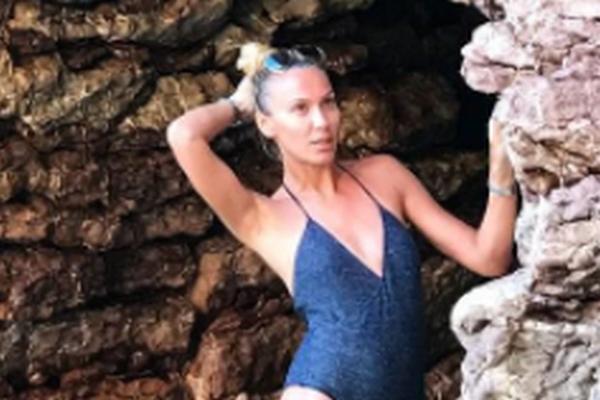 SEVAJU POLUTANGE: Ne smemo ni da zamislimo kako je fotograf preživeo ove poze vrele voditeljke! Bensendini su jedna opcija! (FOTO)