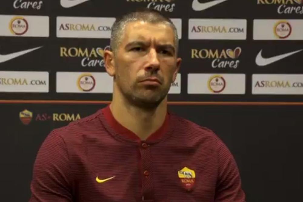 KAKVI KLOVNOVI I KOZE, BRE: Kolarov zamalo iznabadao klupskog novinara Rome tokom intervjua dok je slušao šta mu ovaj priča! (VIDEO)