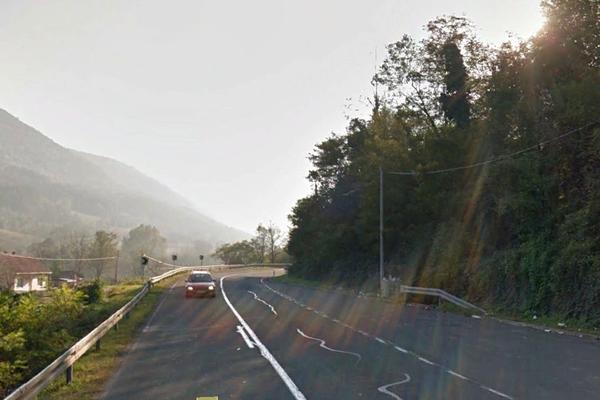 STRAVIČNA NESREĆA NA IBARSKOJ: "Jugo" se zakucao u kamion, dvoje poginulih!