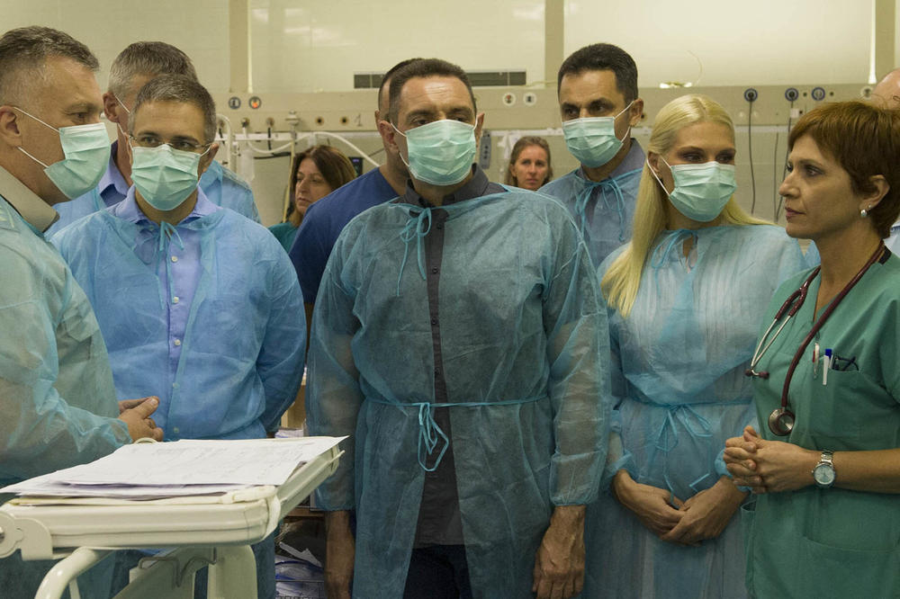 NE ZNAJU NI GDE SE KOPČAJU: Ministar Vulin i dr Stefanović se žestoko izblamirali, NAOPAKO OBUKLI ZAŠTITNE MANTILE