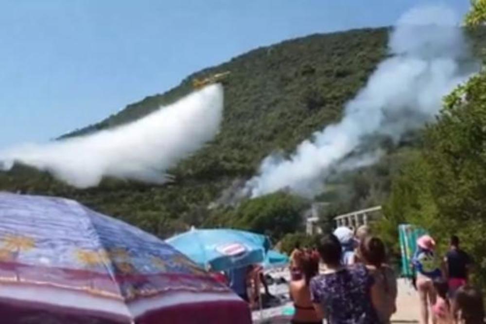GORI MORE: Požar buknuo na 20 metara od plaže na kojoj su se ljudi kupali! (VIDEO)
