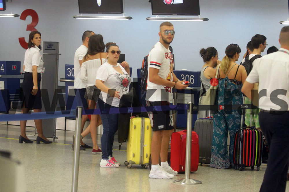 CECA ODLETELA NA PRIMORJE: Pevačica stiže u Budvu, a tek da čujete ko je tamo čeka! (FOTO)(VIDEO)