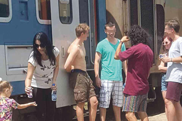 DOBRO RAZMISLITE DA LI ĆETE IĆI VOZOM U CG: Ljudi od vrućine povraćali po vozu i toaletu, stajali satima na šinama! (FOTO)