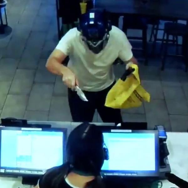 Potegao je i pištolj i nož na kasirku, ali nije računao da će mu sedokosi tip u papučama doći glave! (VIDEO)