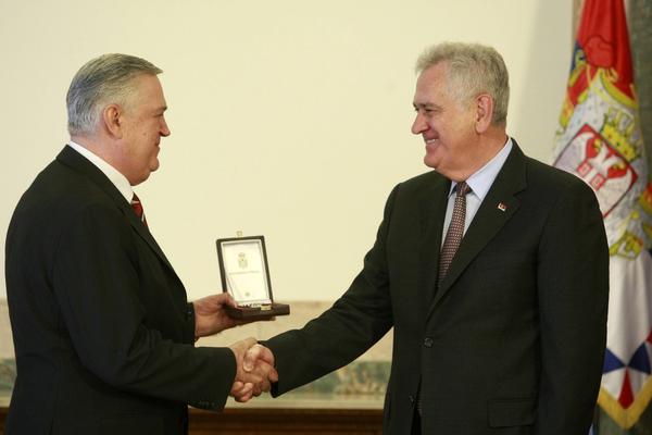 TOMA NIJE PRVI U DODELI ODLIKOVANJA?! Ovaj čovek je ipak rekorder sa 3.105 dodeljenih ordena! (FOTO) (VIDEO)