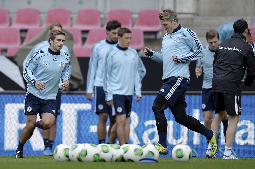TO SE ZOVE LEGENDA! Više ni ne igra, a dobio je nagradu za fudbalera godine! (FOTO)