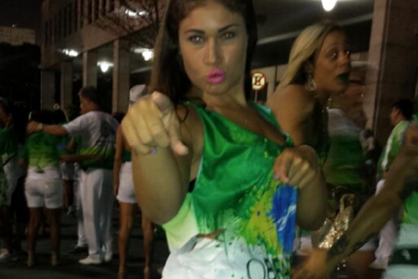 SEKSI ĐUBRETARKA! Ova devojka radi u Gradskoj čistoći i  na Fejsbuku je prati 110 HILJADA LJUDI! (FOTO)