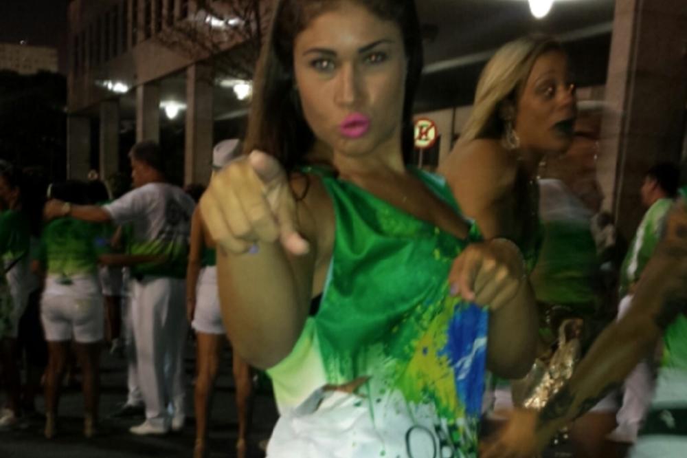 SEKSI ĐUBRETARKA! Ova devojka radi u Gradskoj čistoći i  na Fejsbuku je prati 110 HILJADA LJUDI! (FOTO)