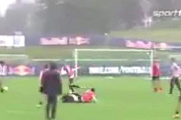 Izgubio kompas! Momak za kojeg su Nemci odbili ponudu od 74 miliona polomio saigrača i prekinuo trening! (VIDEO)