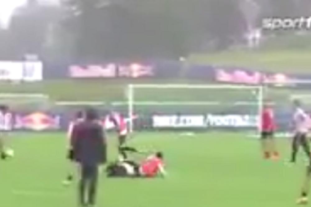 Izgubio kompas! Momak za kojeg su Nemci odbili ponudu od 74 miliona polomio saigrača i prekinuo trening! (VIDEO)