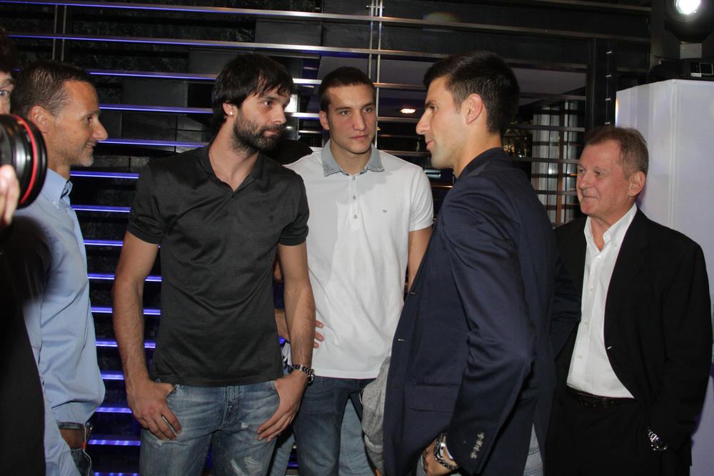 MALO SE ISĆASKALI: Bogdanović i Teodosić izveli Đokovića na večeru, a tu je bio i Pantela! (FOTO)