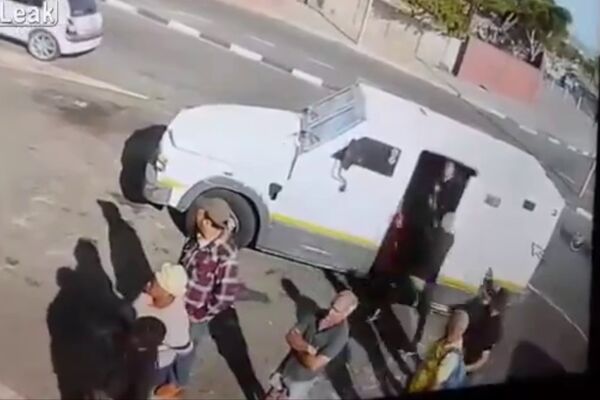 Najbrža pljačka u istoriji! Za tren oka slučajni prolaznici postali opasni razbojnici! (VIDEO)