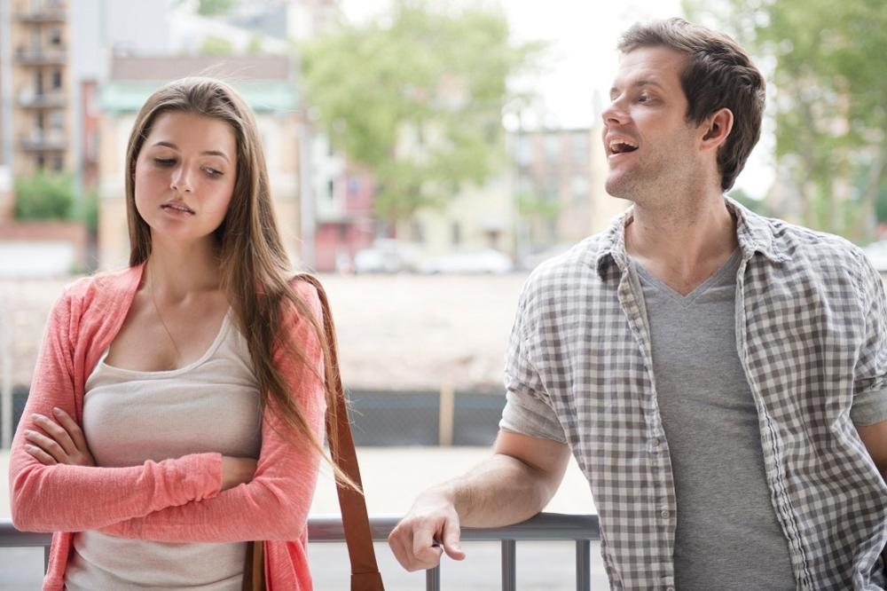 Beži od njega, to nije ljubav! Ovako se ponaša samo muškarac koji želi da patiš! (FOTO) (GIF)