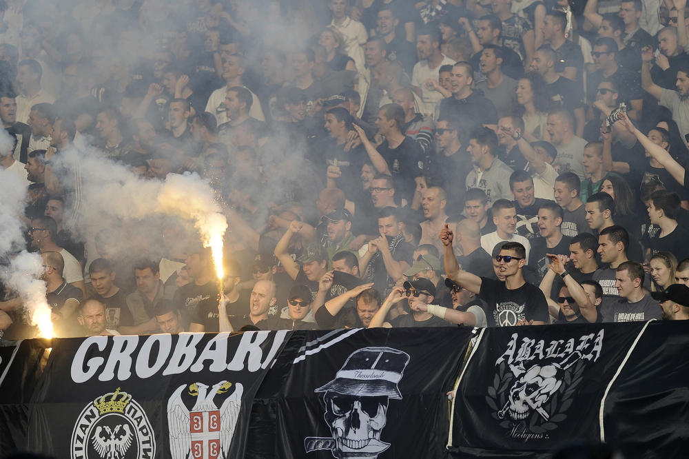 NEVIĐENO U SRBIJI: Grobari bodrili igrače Voždovca posle pobede nad Partizanom! (VIDEO)