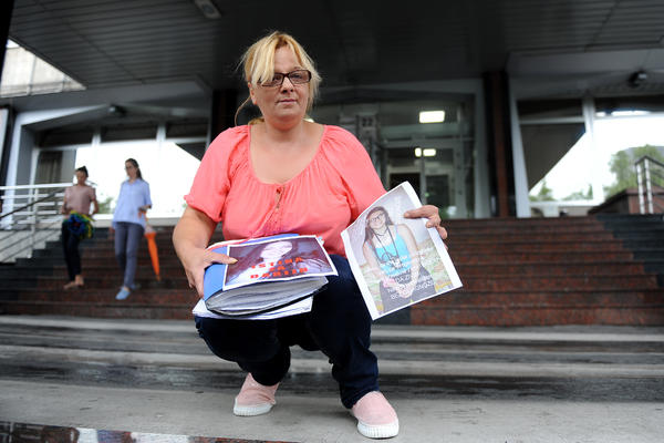 JEDNA MAJKA JE DANAS ČEKALA MINISTRA U 12.30 DA GA PITA KOLIKO VREDI ŽIVOT NJENE ĆERKE: Šta mislite, da li se pojavio? (FOTO)