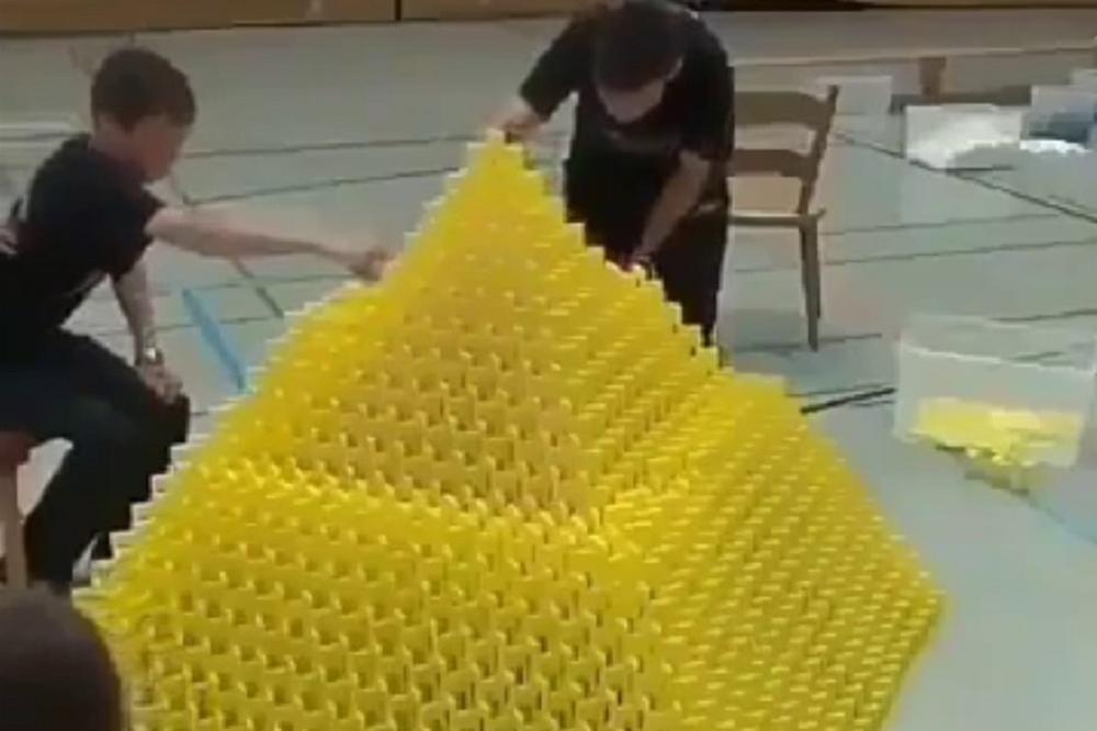 12.000 domina slagali su satima, a onda je jedan pogrešan potez upropastio sve! (VIDEO)