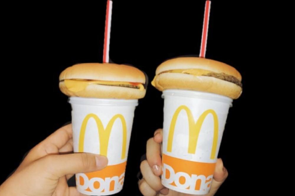 OTKAČENI TREND: Japanci preplavili Instagram fotkama burgera na slamčicama! (FOTO)