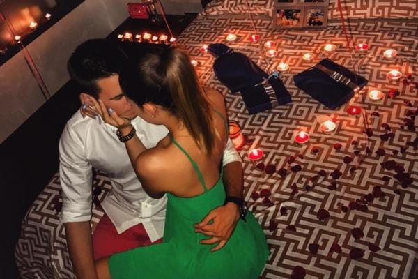 POTPUNA SUPROTNOST OD JELENE! Devojka mlađeg Đokovića se nimalo NE STIDI: Pokazala dekolte bez blama (FOTO)