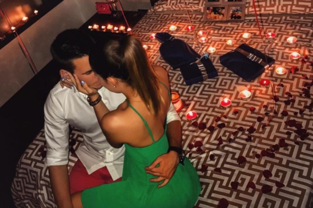 POTPUNA SUPROTNOST OD JELENE! Devojka mlađeg Đokovića se nimalo NE STIDI: Pokazala dekolte bez blama (FOTO)