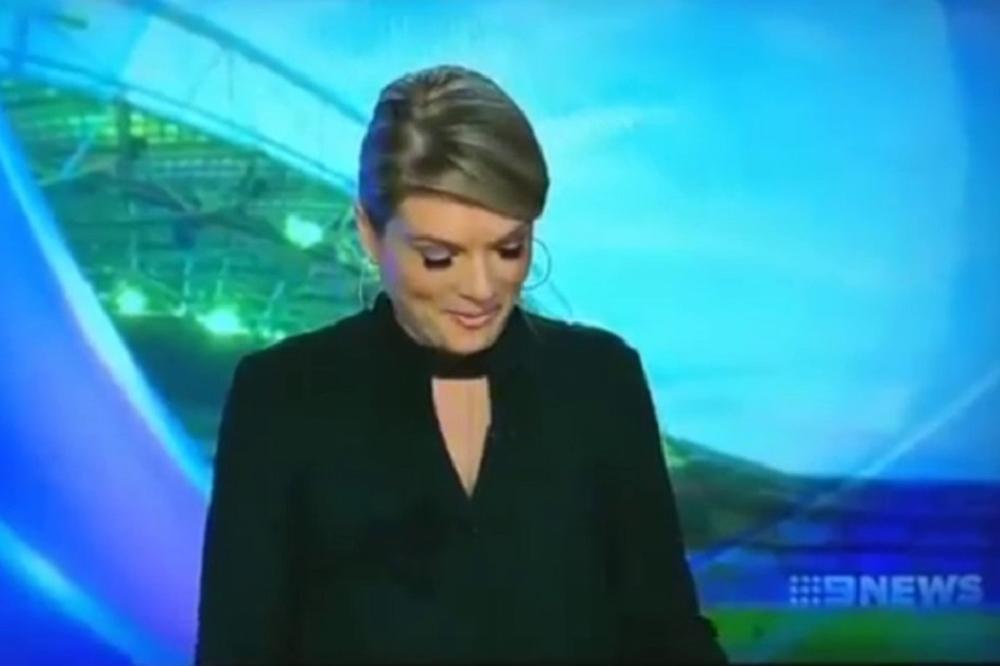 Voditeljka pala sa stolice dok je čitala vesti, pa još sočno opsovala u programu! (VIDEO)