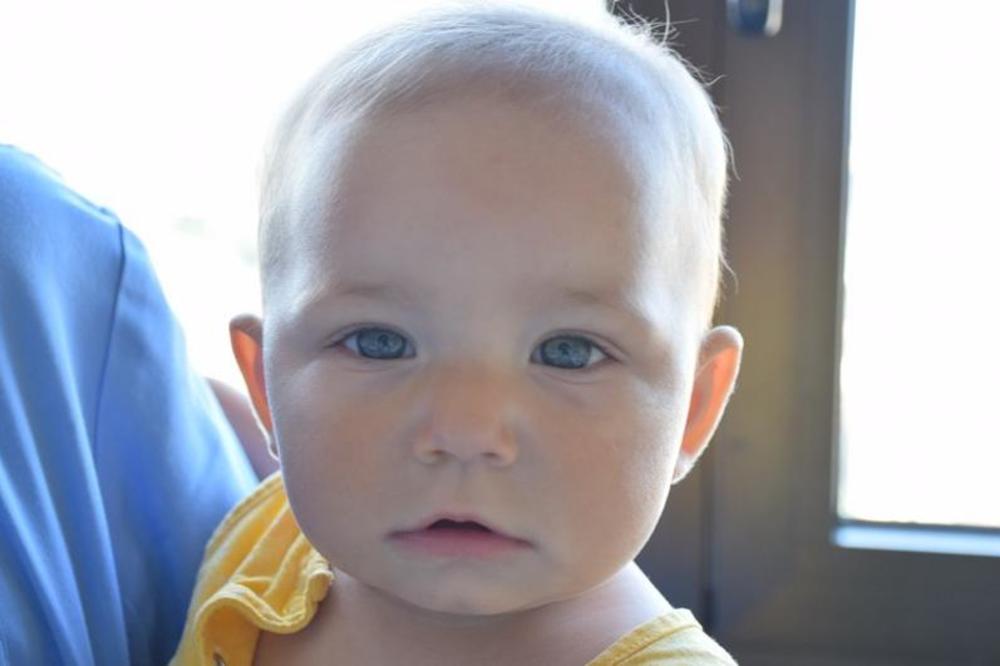 NE ZNA SE KO JE: Policija pronašla dete u kolicima, traže se roditelji! (FOTO)