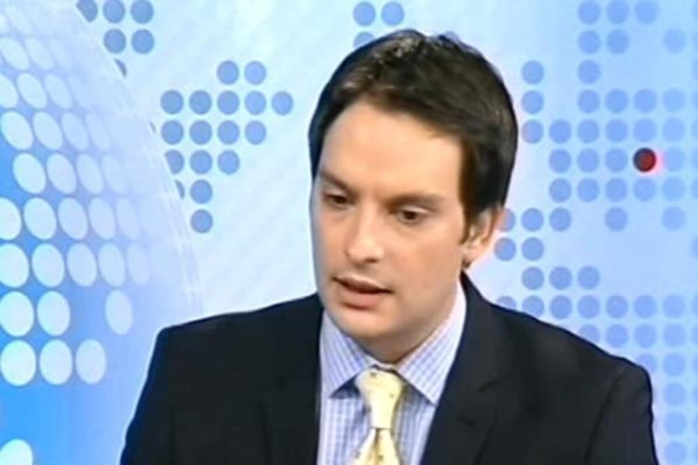 ŠTA TO OZBILJNI VODITELJI DNEVNIKA NOSE ISPOD STOLA? Ovo niste mogli da vidite, a potpuni je HIT (FOTO)