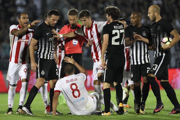 ŠTA SMO VIDELI SINOĆ U HUMSKOJ? Dvojica izigrala sedmoricu, srce tima je otkazalo i istupeli nož od koga se očekivalo da seče! (FOTO) (VIDEO)