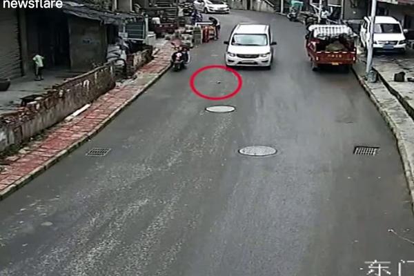 Obična flaša postala OPASNI PROJEKTIL! UMALO DA DETE STRADA zbog tuđeg nemara! (VIDEO)