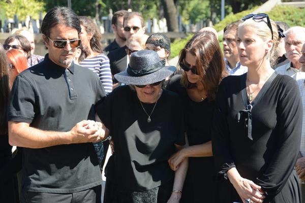 POSLEDNJE ZBOGOM CUNETU GOJKOVIĆU: Na violini se čulo "Kafu mi draga ispeci", a u suzama narod je ispratio VELIKANA! (FOTO)