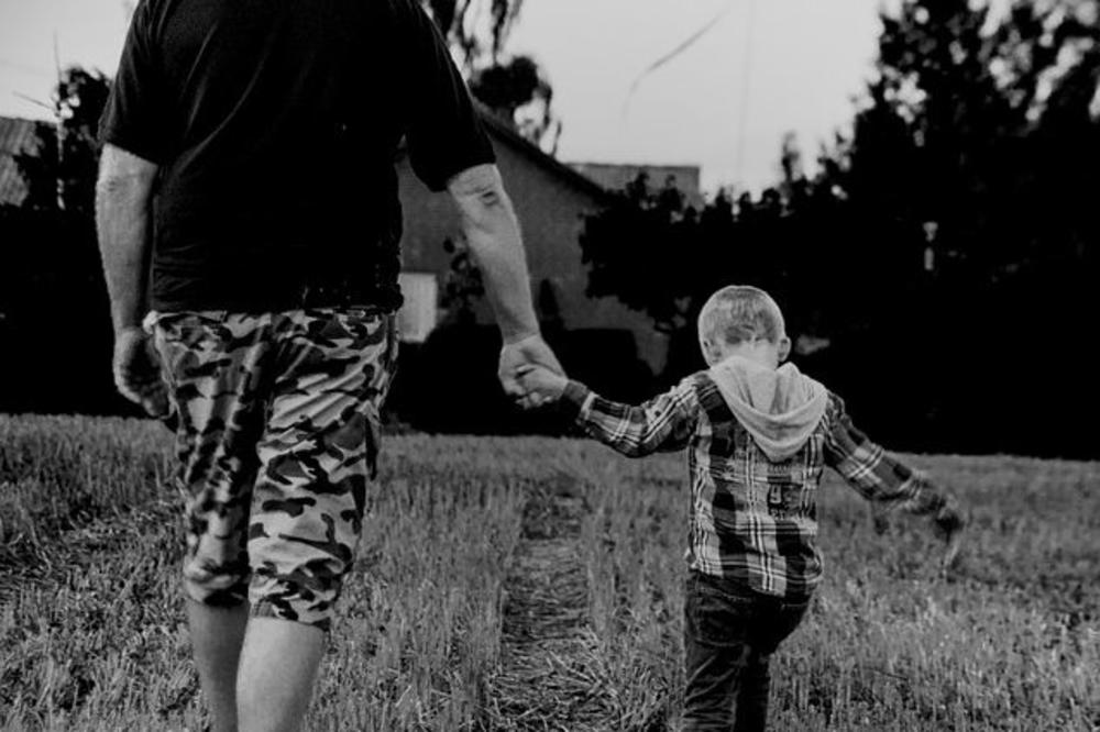 OTMICA DETETA (6) U NOVOM SADU? Muškarac u prodavnici uzeo dečaka iz prodavnice i ODVEO GA U NEPOZNATOM PRAVCU!