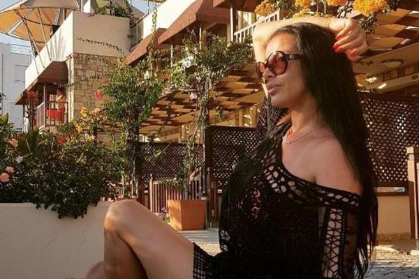 DOŽIVELA JE TRAGIČAN GUBITAK NA MORU: Naša pevačica potpuno emotivno uništena