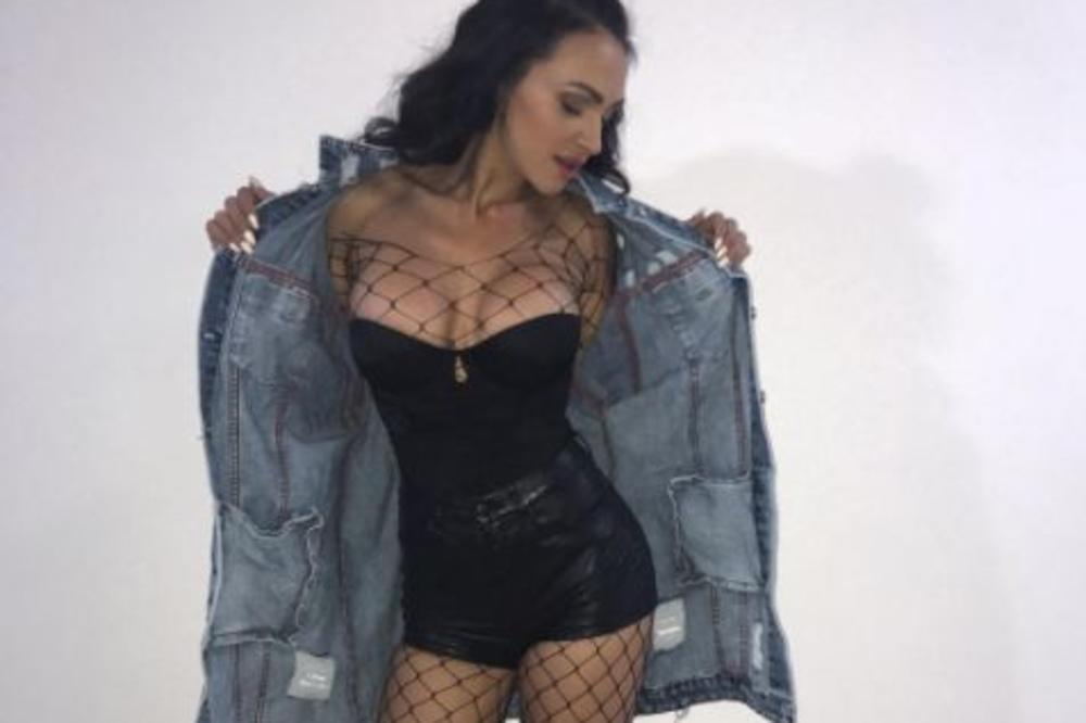 GOLE GRUDI LJUPKE STEVIĆ BACAJU U TRANS: Pevačica se slikala U TOPLESU i raspametila muškarce! (FOTO)