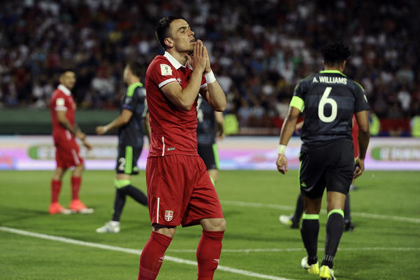 GDE BAŠ SAD KAD JE NAJBITNIJE?! Filip Kostić doživeo povredu kolena!