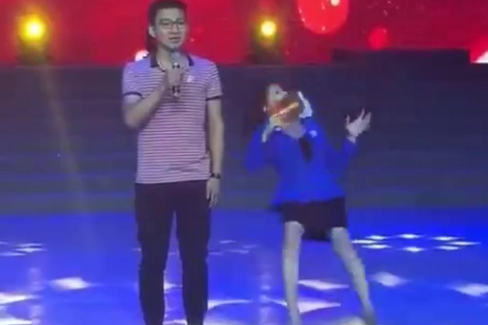 Oborio je s nogu? Voditeljka najavila takmičara, pa pala u nesvest! (VIDEO)