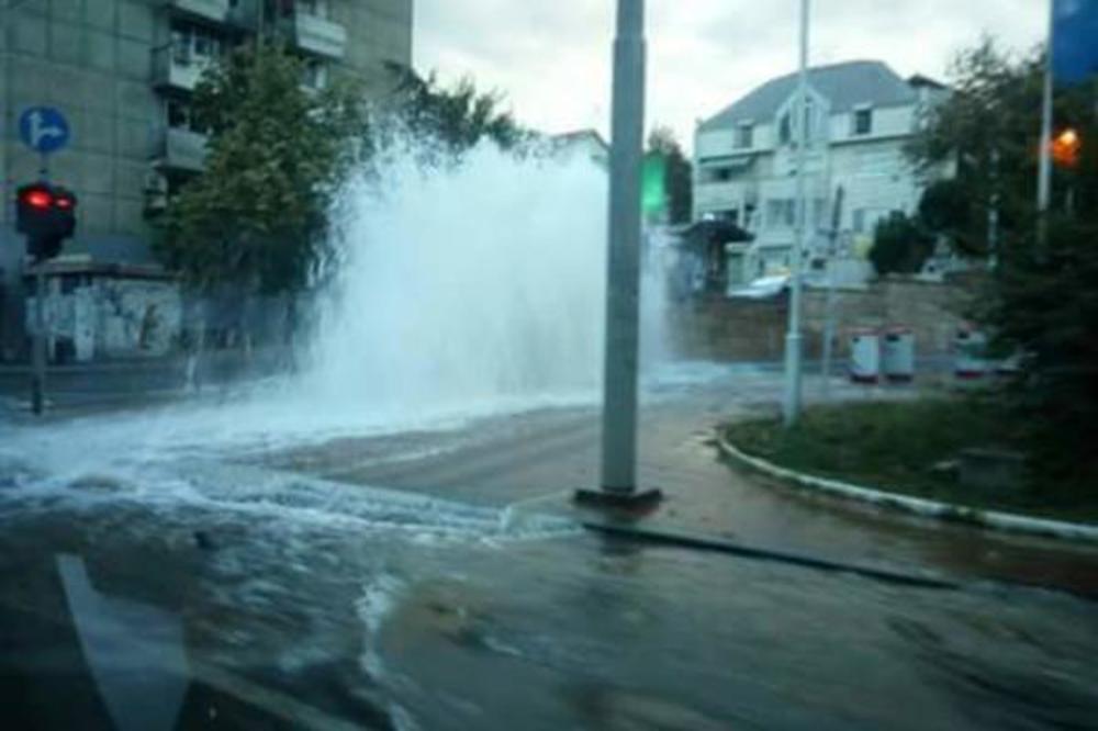 KATAKLIZMA NA BANOVOM BRDU! Pukla cev u Požeškoj ulici,  zbog poplave onemogućen saobraćaj!