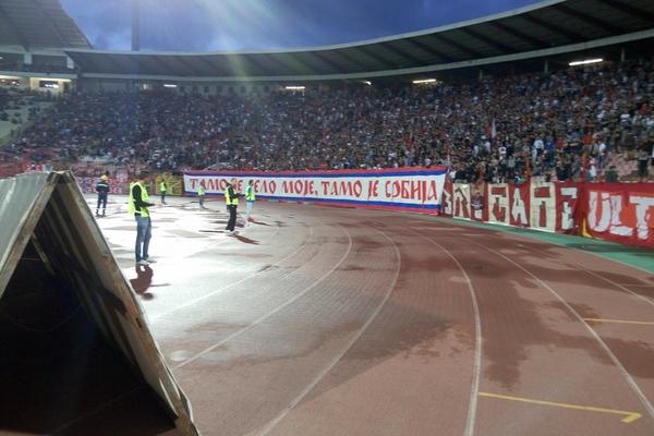 VAŽNO DRUŠTVENO PITANJE: Delije okačile transparent koji bi svako iz vlasti morao da pogleda! (FOTO)