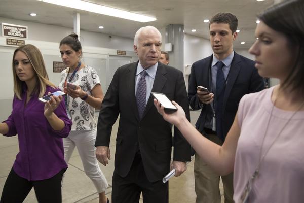 TEŽAK UDARAC ZA TRAMPA: Bolesni Mekejn glasao protiv ukidanja Obaminog zakona, REPUBLIKANCI SE UPLAŠILI POSLEDICA!