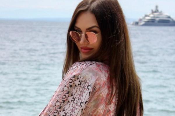 KARIĆEVA SNAJKA SE PREVIŠE OPUSTILA! Tamara pokazala gole GRUDI, a onda se slikala i bez gaćica (18+)