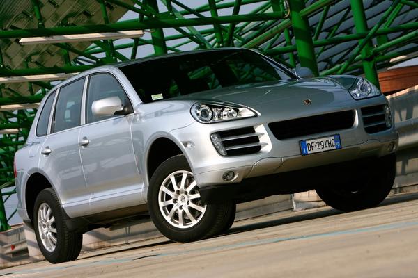 KOLAPS PORŠEA: Naloženo povlačenje 22.000 vozila Porše Kajena sa 3-litarskim motorom!