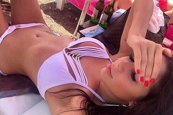 Vidimo, dobro te hrane! STARLETA POKAZALA GUZU, ALI SE TOLIKO ISPALILA, DA VIŠE NIKAD TO NEĆE URADITI!