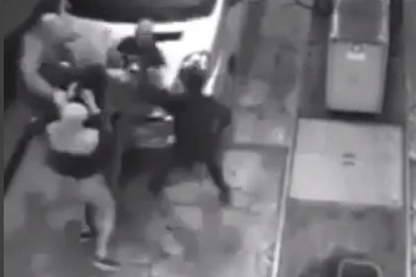 SVIREPIJE GAŽENJE NISMO VIDELI: 10 huligana na samog navijača PAOK-a, šutirali ga u glavu do besvesti! (VIDEO)