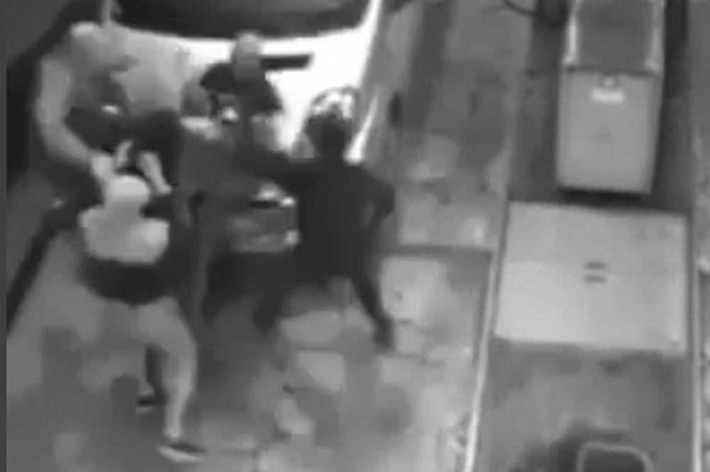 SVIREPIJE GAŽENJE NISMO VIDELI: 10 huligana na samog navijača PAOK-a, šutirali ga u glavu do besvesti! (VIDEO)