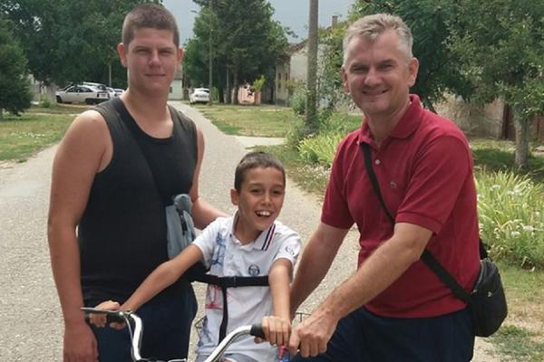 STOLAR MILE NE PRESTAJE DA IZNENAĐUJE: Napravio je bicikl za bolesne mališane koji su mislili da se NIKAD U ŽIVOTU NEĆE VOZITI! (FOTO)