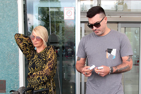 NATI POZNATA PEVAČICA RASTURA VEZU: Dečka joj preotima koleginica, a sve saznaje dok je van zemlje!