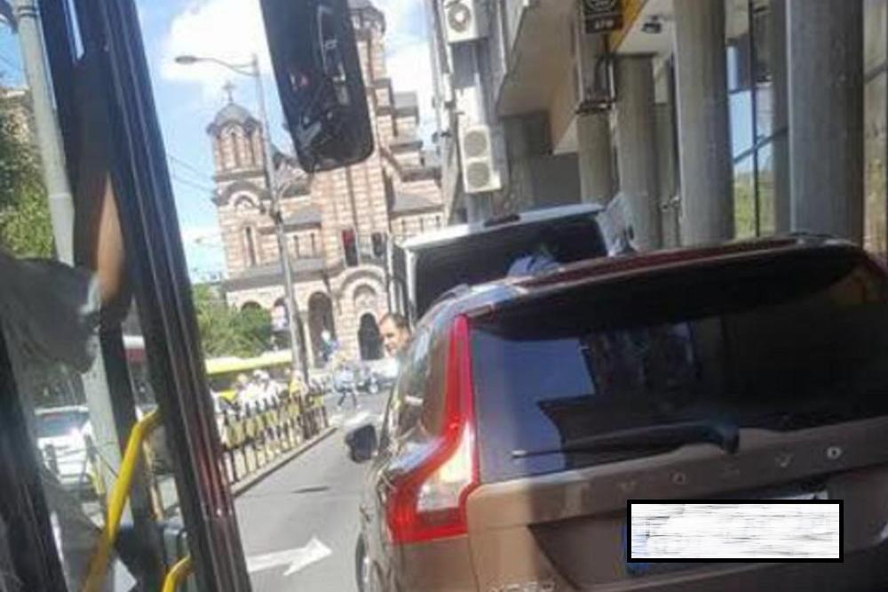 BAHATI VOZAČ PARKIRAO NASRED ULICE I OTIŠAO NA KAFU! Beograd danima bruji o ovoj sceni! (FOTO)