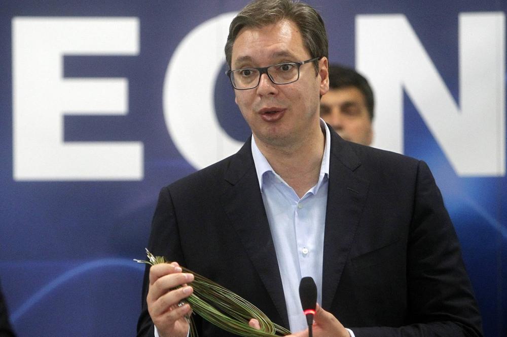 ŠTA MU BI?! Predsednik danas predstavio obični kabl kao svetsko čudo, i to u Nišu, gde smo pre 30 godina proizvodili kompjutere!