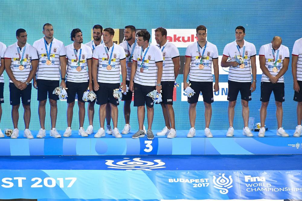 SCENE SA DODELE MEDALJA KOJE ĆE SE PAMTITI: Gestovi srpskih i hrvatskih vaterpolista obići će planetu! (VIDEO)