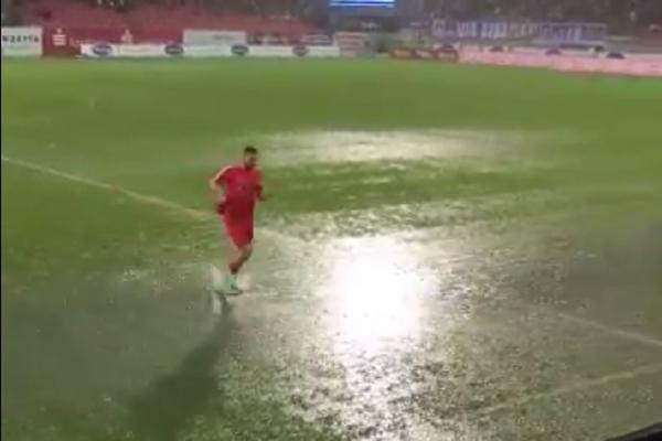 ZOVITE NOJEA! Potop na fudbalskoj utakmici u Nemačkoj koji podseća na scenario iz Lučana! (VIDEO)